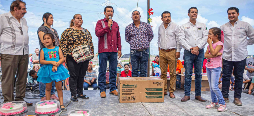Festeja Alcalde Mario López a madres de familia de colonias del sector oriente de Matamoros