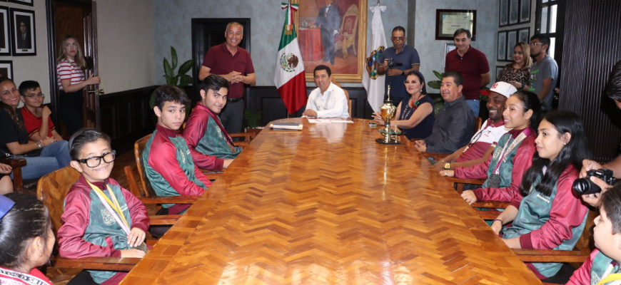 Felicita Alcalde Mario López, a niños y jóvenes campeones de luchas asociadas