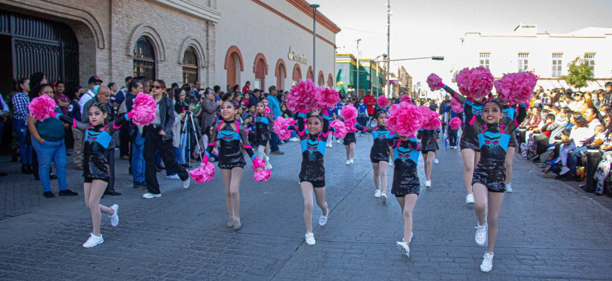 Más de 2 mil alumnos participan en espectacular desfile organizado por el Gobierno de Matamoros