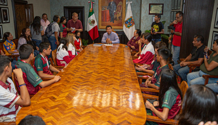 Felicita Alcalde Mario López a niñas, niños y adolescentes campeones estatales en atletismo