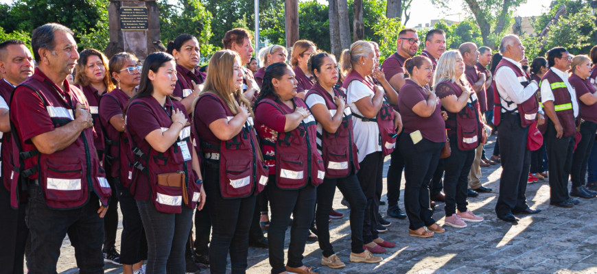 Participan empleados del Gobierno de Matamoros en ceremonia de honores organizada por Bienestar Social