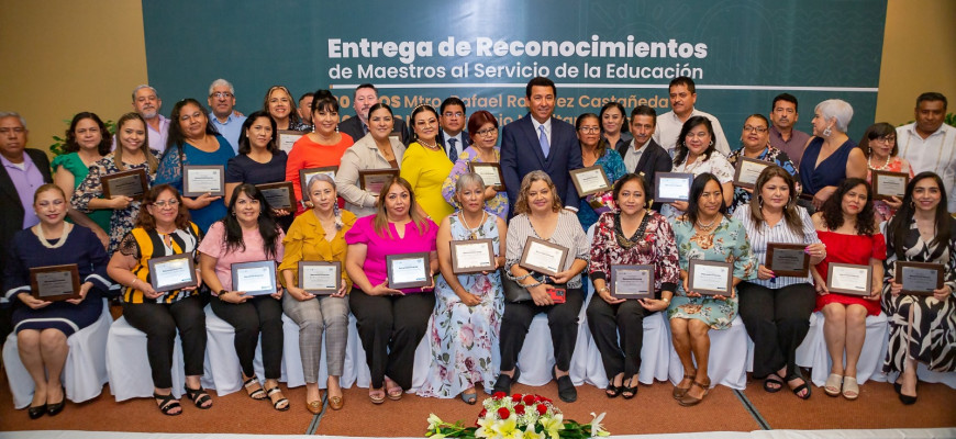 Reconoce Alcalde Mario López a maestras y maestros con 30 y 40 años de servicio en la educación