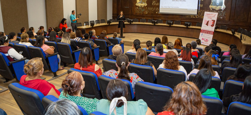 Conferencia sobre la mujer en Auditorio Pedro Sáenz