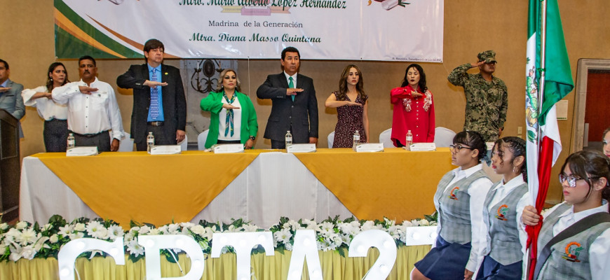 Expone Alcalde Mario López testimonio de vida y motiva a graduados a conquistar sus sueños