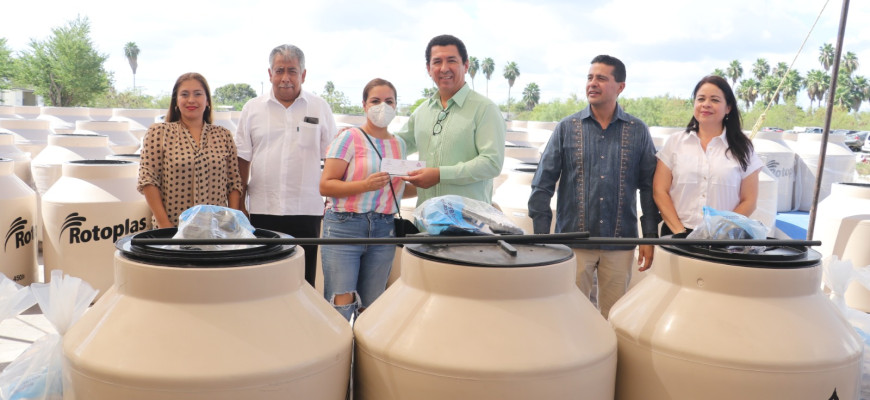 Llama Alcalde Mario López a extremar cuidado del agua; entrega tinacos a más de 360 familias