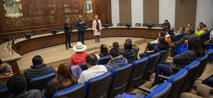 Salutación: Se reúne alcalde Mario López con integrantes del magisterio de Matamoros, con motivo de año nuevo