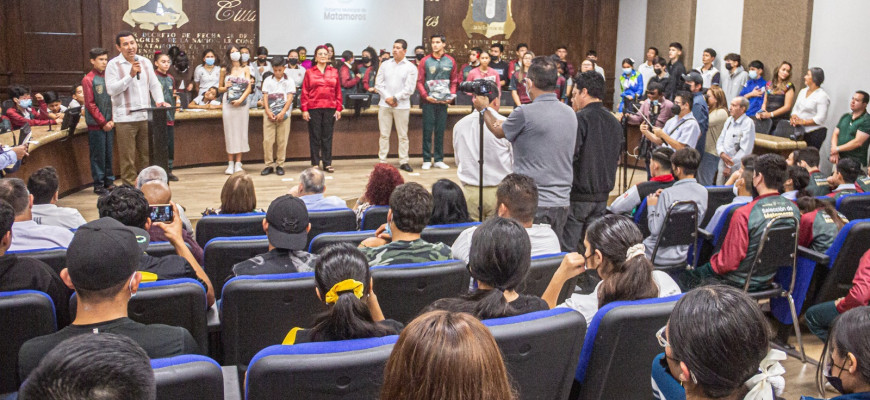 Entrega Gobierno de Matamoros uniformes a delegación municipal de deportistas