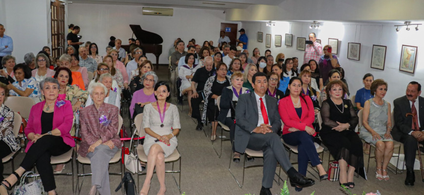 Atestiguan Alcalde Mario López y Marsella Huerta, imposición de medalla a la mujer del año del COAM